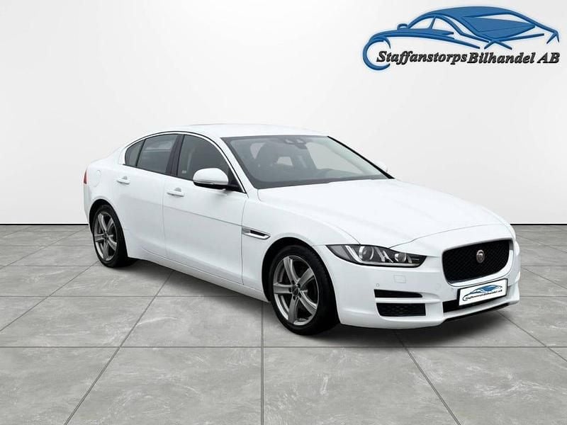 Begagnad Jaguar XE 163 HK (119 kW) 2015 Vit Sedan
