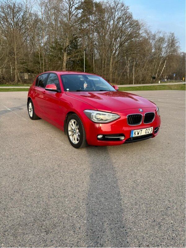 Röd Begagnad 2014 BMW 118 Sport Line Halvkombi | 115 000 kr (Marknadspris) - Bild 1/4