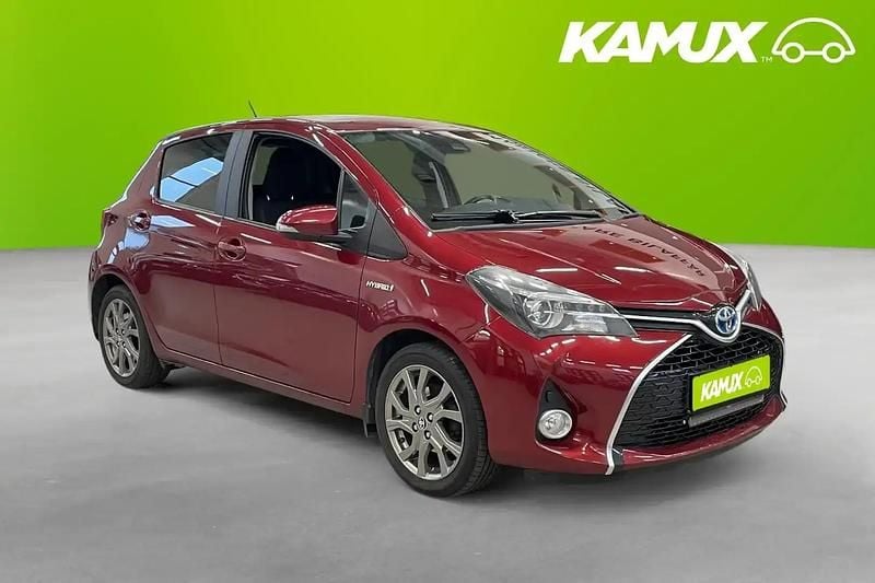 Röd Begagnad 2017 Toyota Yaris Hybrid Halvkombi | 143 900 kr (Marknadspris) - Bild 1/4