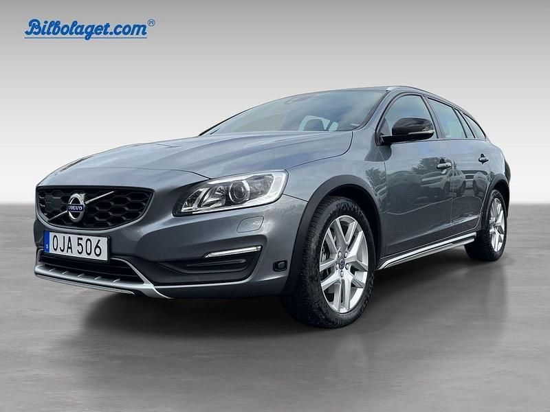 Grå Begagnad 2017 Volvo V60 CC Summum Kombi | 239 900 kr (Marknadspris) - Bild 1/4