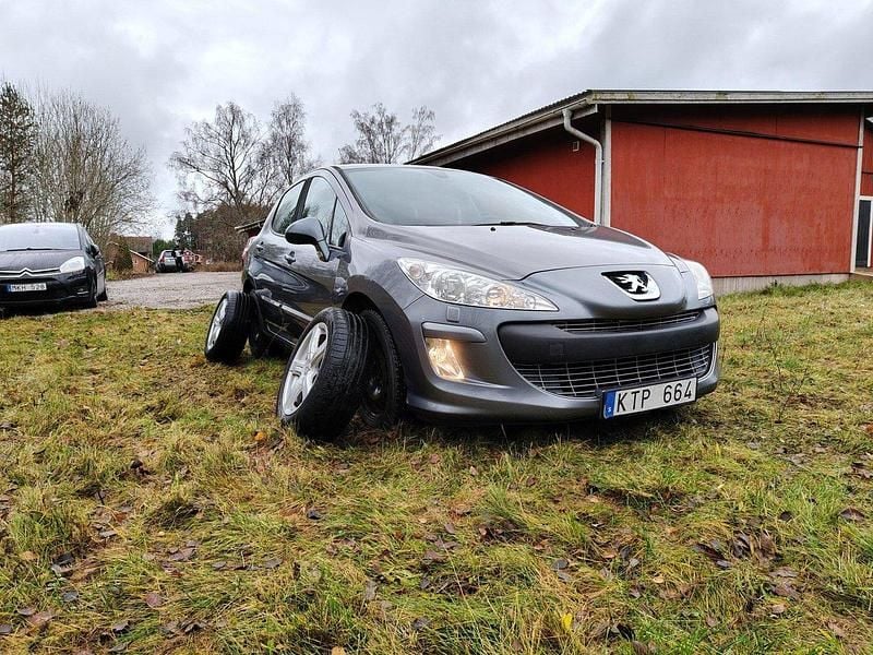 Grå Begagnad 2010 Peugeot 308 Halvkombi | 25 000 kr (Superpris) - Bild 1/4