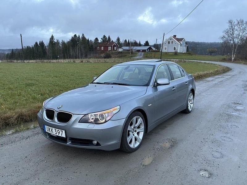 Grå Begagnad 2004 BMW 530 Sedan | 65 000 kr (Marknadspris) - Bild 1/4