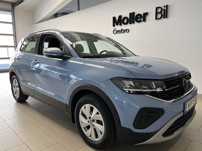 Grå (smokey grey metallic) Begagnad 2024 VW T-Cross Life SUV | 239 000 kr (Marknadspris) - Bild 1/4