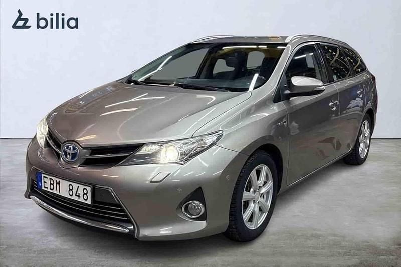 Begagnad Toyota Auris Touring Sports 2013 Brun Kombi