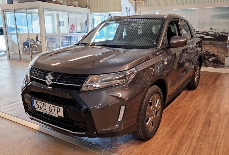 Grå Ny 2024 Suzuki Vitara SUV | 338 800 kr (Marknadspris) - Bild 1/4