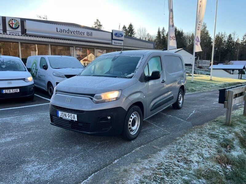 Grå Begagnad 2023 Fiat e-Doblò Minibuss | 448 750 kr - Bild 1/4