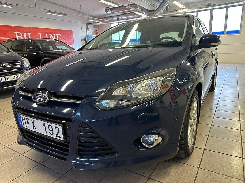 Blå Begagnad 2013 Ford Focus Titanium Halvkombi | 59 800 kr (Marknadspris) - Bild 1/4