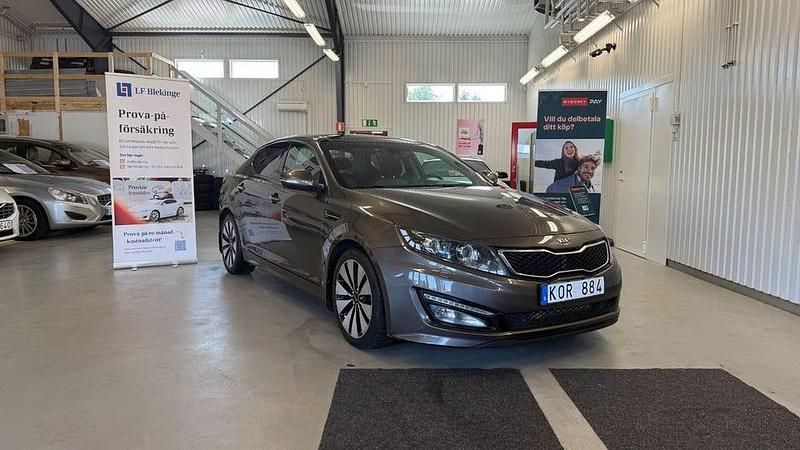 Mörkbrun (brun) Begagnad 2012 Kia Optima Sedan | 119 900 kr (Marknadspris) - Bild 1/4