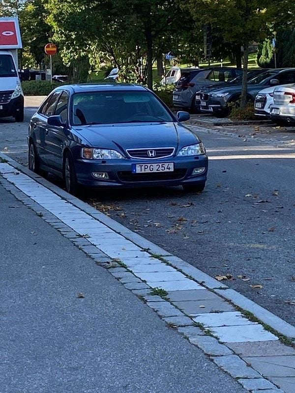 Blå Begagnad 2002 Honda Accord Halvkombi | 13 000 kr - Bild 1/4