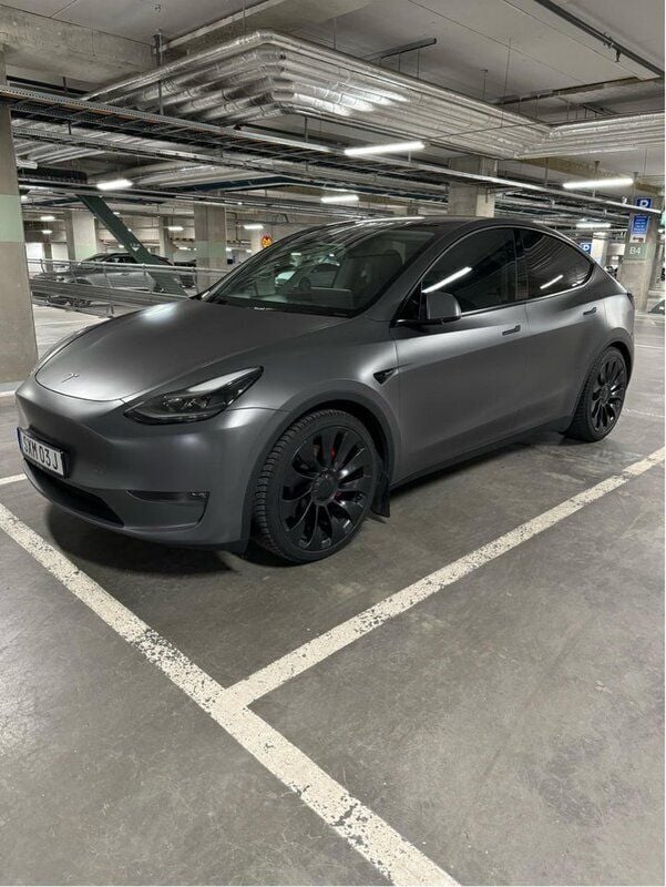 Svart Begagnad 2023 Tesla Model Y Performance SUV | 450 000 kr - Bild 1/4