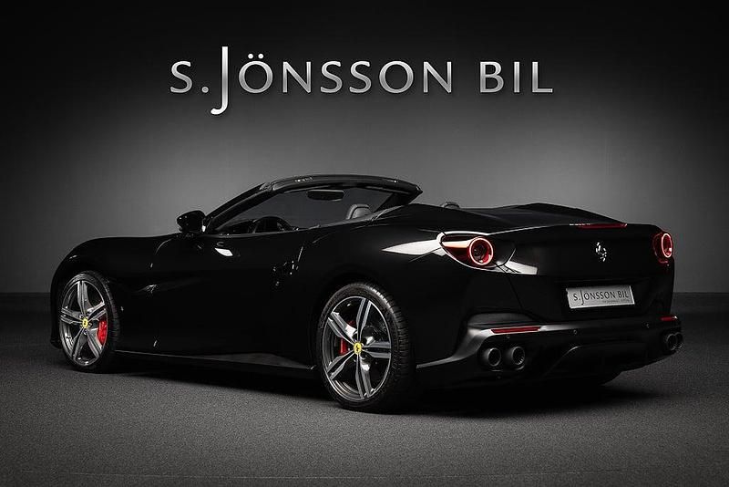 Begagnad Ferrari Portofino 600 HK (441 kW) 2020 Nero daytona metallic Cab