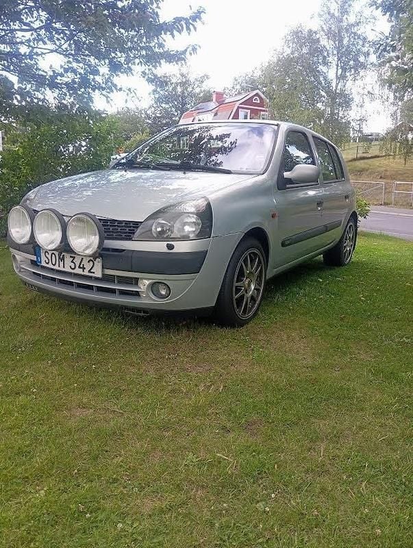 Grå Begagnad 2001 Renault Clio II Expression Halvkombi | 21 500 kr (Marknadspris) - Bild 1/4