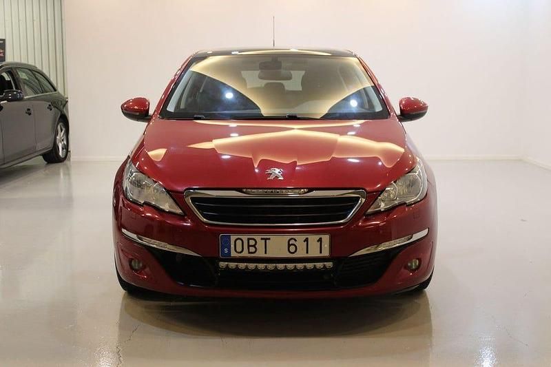 Begagnad Peugeot 308 Active 126 HK (92 kW) 2014 Mörkröd (röd) Halvkombi