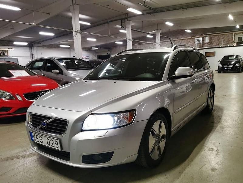 Ljusgrå Begagnad 2009 Volvo V50 Momentum Kombi | 49 900 kr (Marknadspris) - Bild 1/4