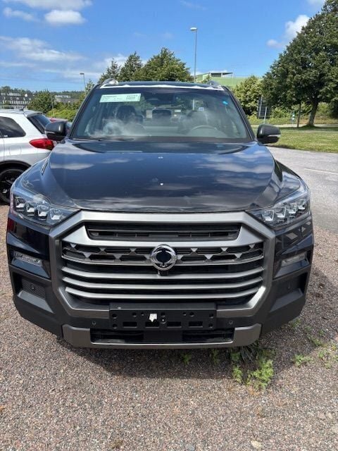Grå metallic Ny 2024 Ssangyong (KGM) Musso Van | 523 625 kr - Bild 1/4