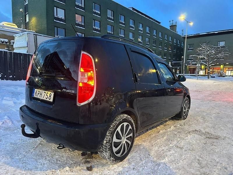 Begagnad Skoda Roomster 90 HK (66 kW) 2015 Svart Minibuss