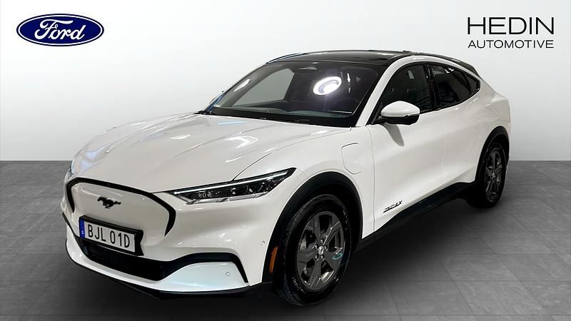 Vit Begagnad 2021 Ford Mustang Mach-E SUV | 359 900 kr - Bild 1/4