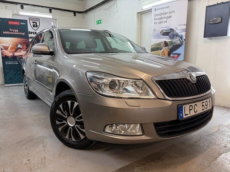 Ljusbrun Begagnad 2011 Skoda Octavia Elegance Kombi | 39 900 kr (Marknadspris) - Bild 1/4