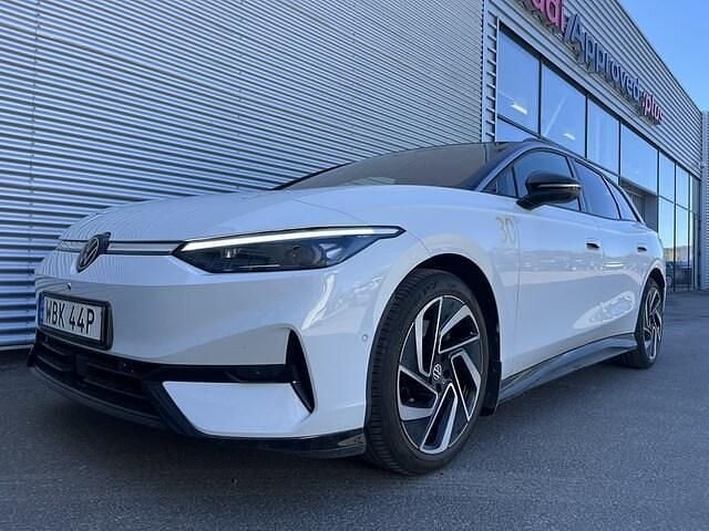 Vit (glacier white metallic) Begagnad 2025 VW ID.7 Pro Sedan | 579 900 kr (Dyr) - Bild 1/4