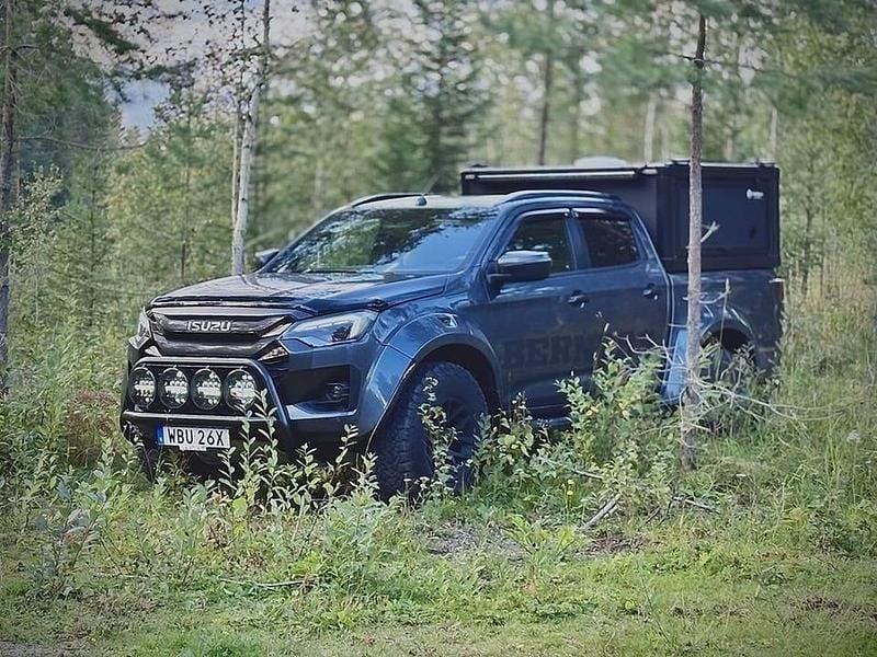Grå Begagnad 2024 Isuzu D-Max Pickup | 1 095 000 kr - Bild 1/4