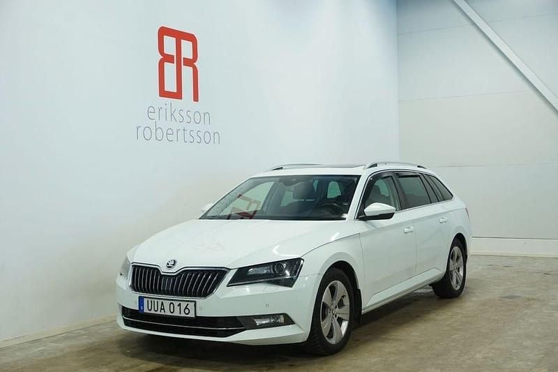 Vit Begagnad 2018 Skoda Superb Kombi | 239 900 kr (Lite dyr) - Bild 1/4