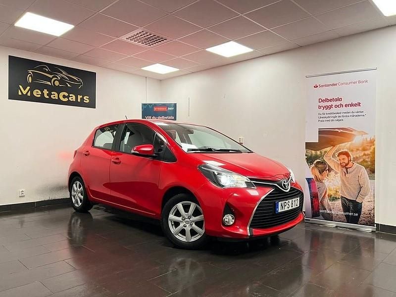 Röd Begagnad 2015 Toyota Yaris Active Halvkombi | 89 000 kr (Marknadspris) - Bild 1/4