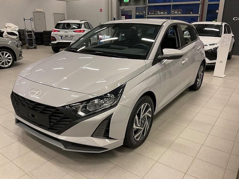 Grå Begagnad 2024 Hyundai i20 Essential Halvkombi | 218 000 kr (Marknadspris) - Bild 1/4