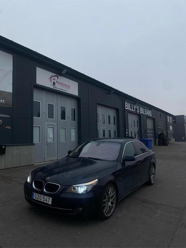 Blå Begagnad 2008 BMW 520 Sedan | 60 000 kr (Marknadspris) - Bild 1/4
