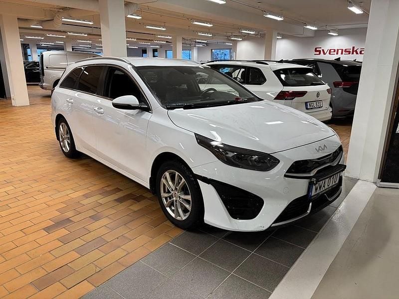 Vit Begagnad 2022 Kia Ceed Sportswagon Advance Kombi | 229 000 kr (Bra pris) - Bild 1/4
