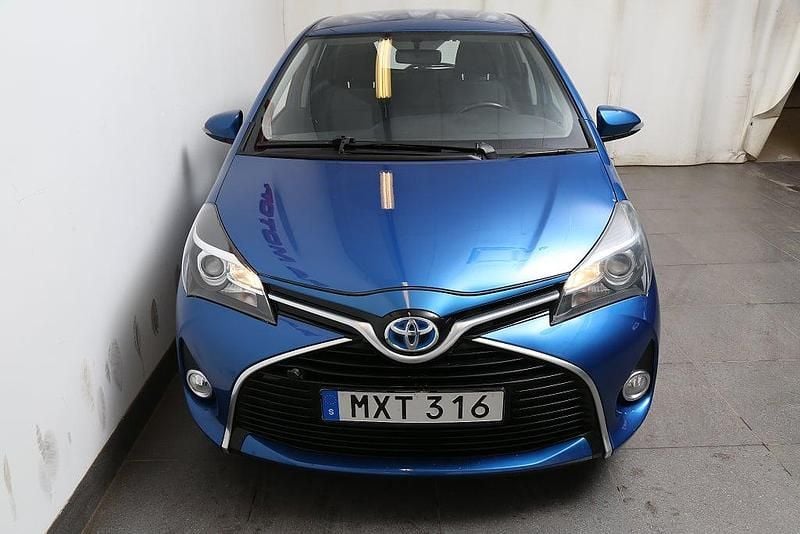 Begagnad Toyota Yaris Hybrid Active 101 HK (74 kW) 2014 Blå Halvkombi