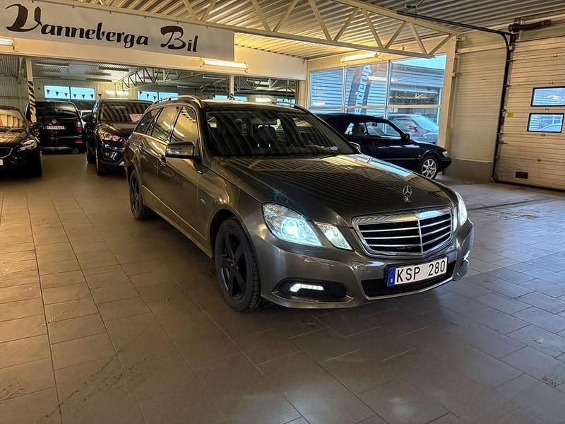 Mörkgrå Begagnad 2010 Mercedes E220 Avantgarde Kombi | 109 900 kr (Marknadspris) - Bild 1/4
