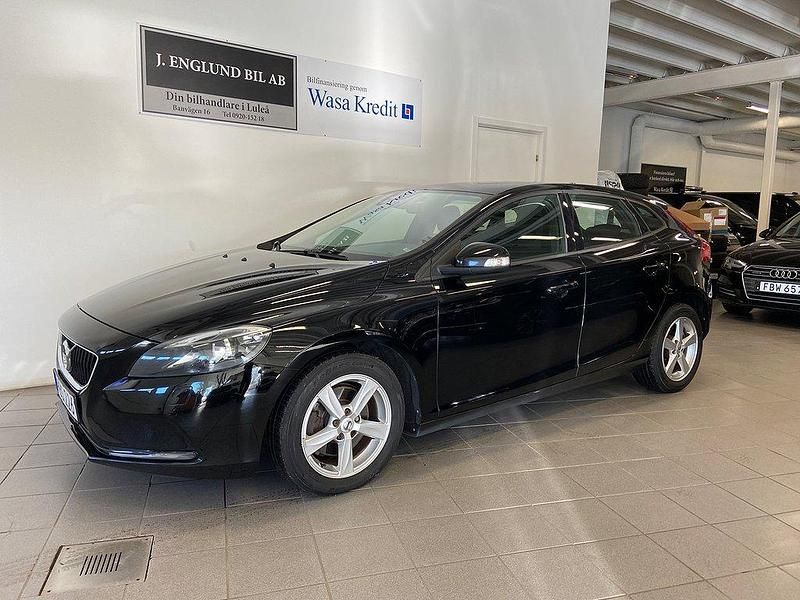 Svart Begagnad 2017 Volvo V40 Kinetic Kombi | 129 900 kr (Lite dyr) - Bild 1/4
