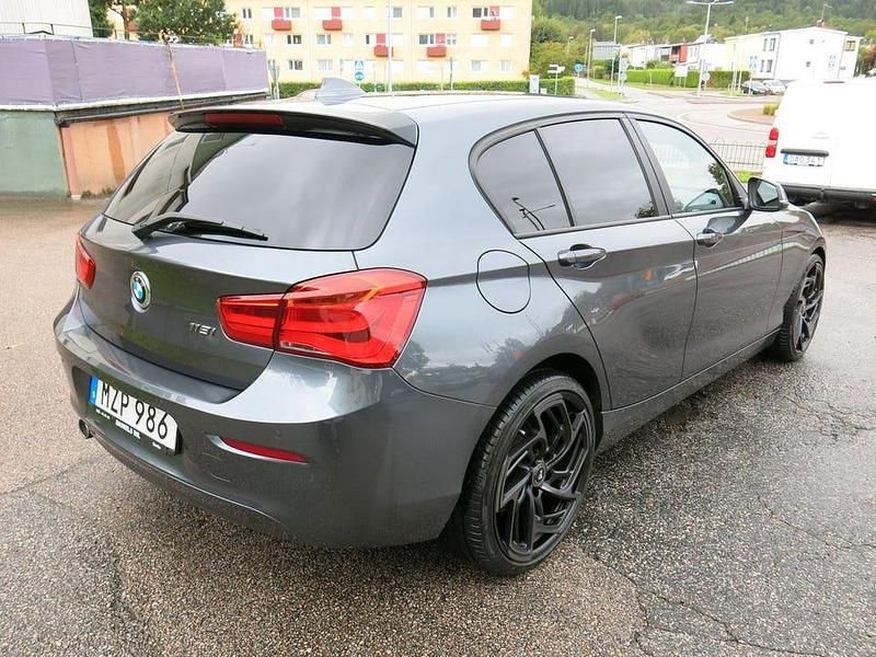 Begagnad BMW 118 Advantage 136 HK (100 kW) 2017 Grå Halvkombi