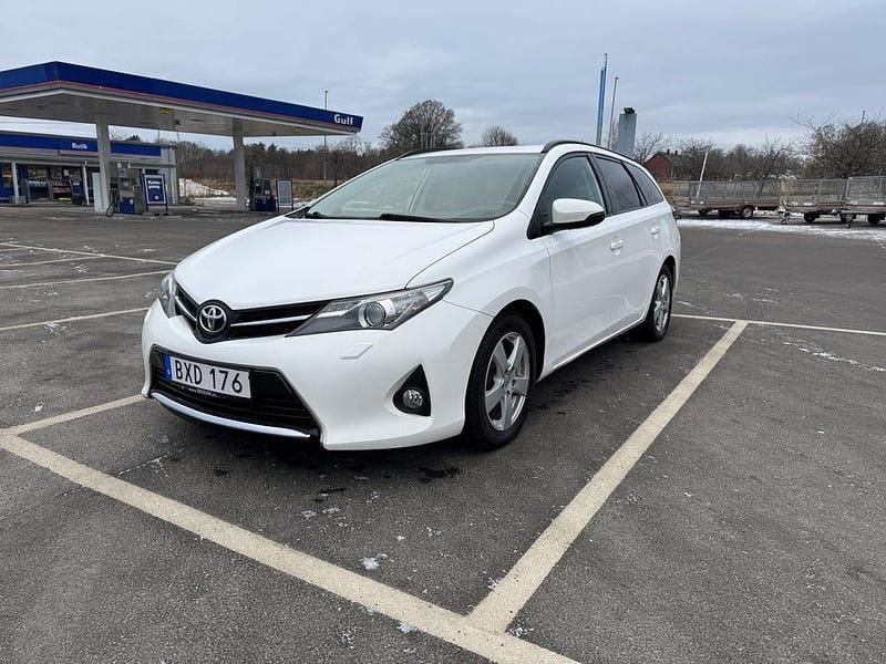 Begagnad 2014 Toyota Auris Touring Sports Kombi | 99 000 kr (Bra pris) - Bild 1/4