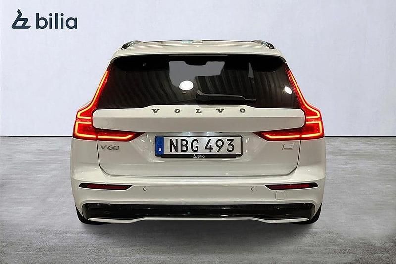 Vit Begagnad 2022 Volvo V60 Plus Kombi | 414 900 kr - Bild 1/3