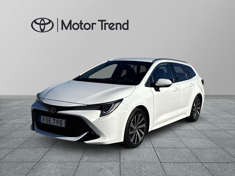 Vit Begagnad 2023 Toyota Corolla Style Kombi | 259 900 kr (Marknadspris) - Bild 1/3