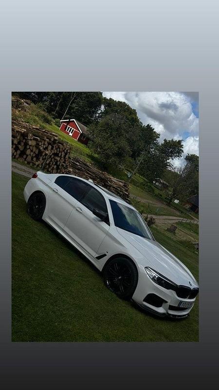 Vit Begagnad 2020 BMW 530e iPerformance Sedan | 299 000 kr (Marknadspris) - Bild 1/4