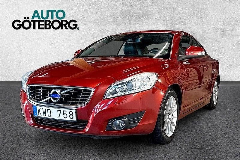 Mörkröd (röd) Begagnad 2010 Volvo C70 Momentum Cab | 129 900 kr (Marknadspris) - Bild 1/3