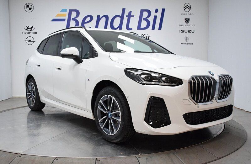 Vit Begagnad 2024 BMW 225 Active Tourer M Sport Minibuss | 489 500 kr - Bild 1/3