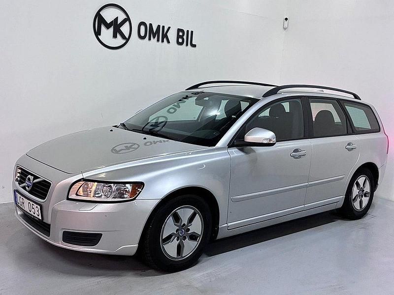 Ljusgrå Begagnad 2011 Volvo V50 Kinetic Kombi | 54 900 kr (Marknadspris) - Bild 1/4