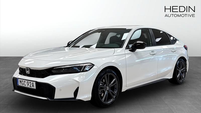 Vit (white) Begagnad 2025 Honda Civic Hybrid Halvkombi | 339 900 kr (Dyr) - Bild 1/4
