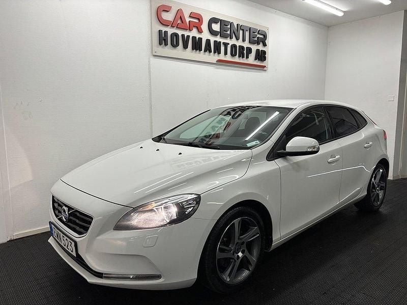 Vit Begagnad 2015 Volvo V40 Kinetic Kombi | 89 900 kr (Marknadspris) - Bild 1/4