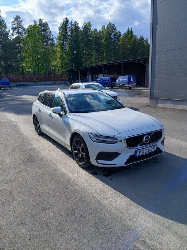Vit Begagnad 2020 Volvo V60 Momentum Kombi | 205 000 kr (Lite dyr) - Bild 1/4