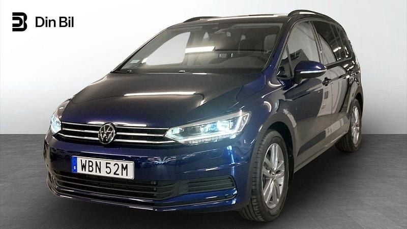 Mörkblå Begagnad 2024 VW Touran Minibuss | 379 900 kr (Marknadspris) - Bild 1/4