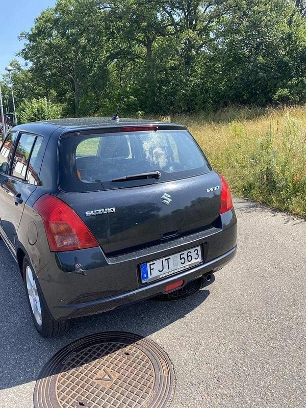 Svart Begagnad 2007 Suzuki Swift Halvkombi | 30 000 kr (Marknadspris) - Bild 1/4