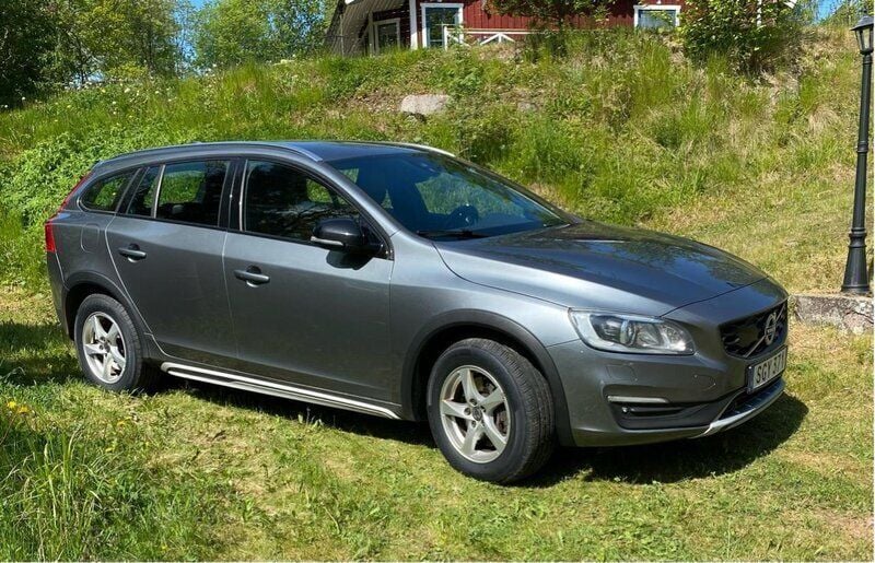 Grå Begagnad 2017 Volvo V60 CC Summum Kombi | 109 900 kr - Bild 1/4