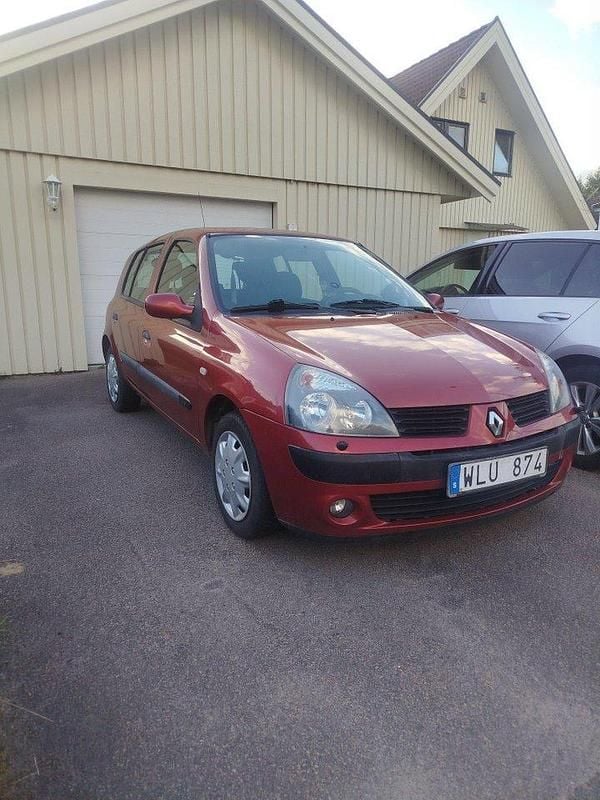 Röd Begagnad 2005 Renault Clio II Halvkombi | 22 000 kr (Marknadspris) - Bild 1/4