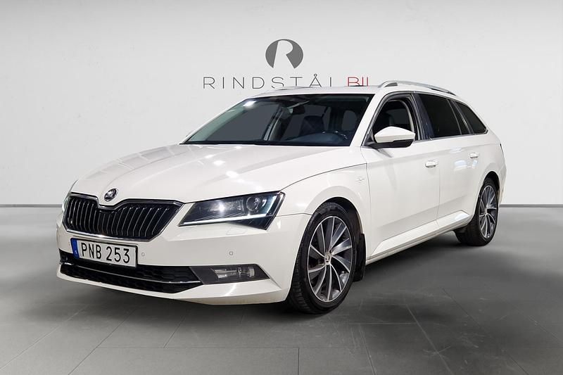 Vit Begagnad 2016 Skoda Superb LAURIN & KLEMENT Kombi | 128 900 kr (Bra pris) - Bild 1/3