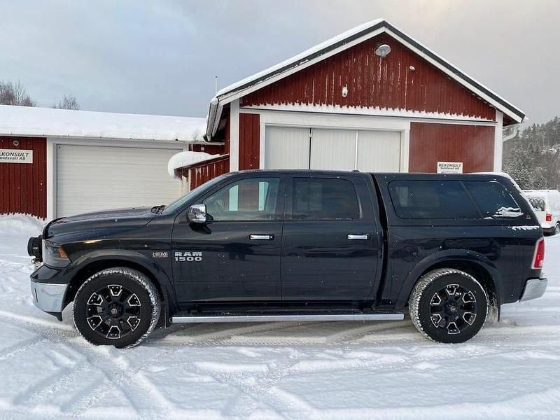 Svart Begagnad 2018 RAM 1500 Pickup | 399 500 kr (Bra pris) - Bild 1/4