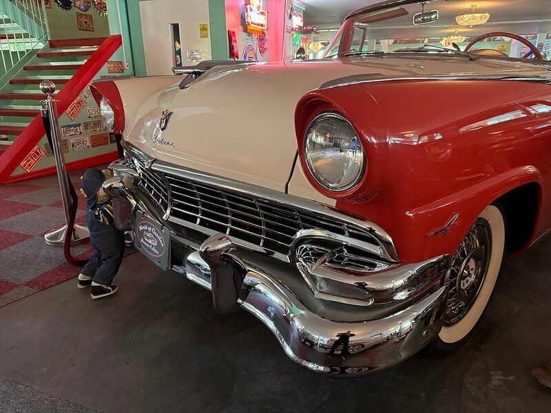 Begagnad Ford Fairlane 200 HK (147 kW) 1956 Röd / vit Cab